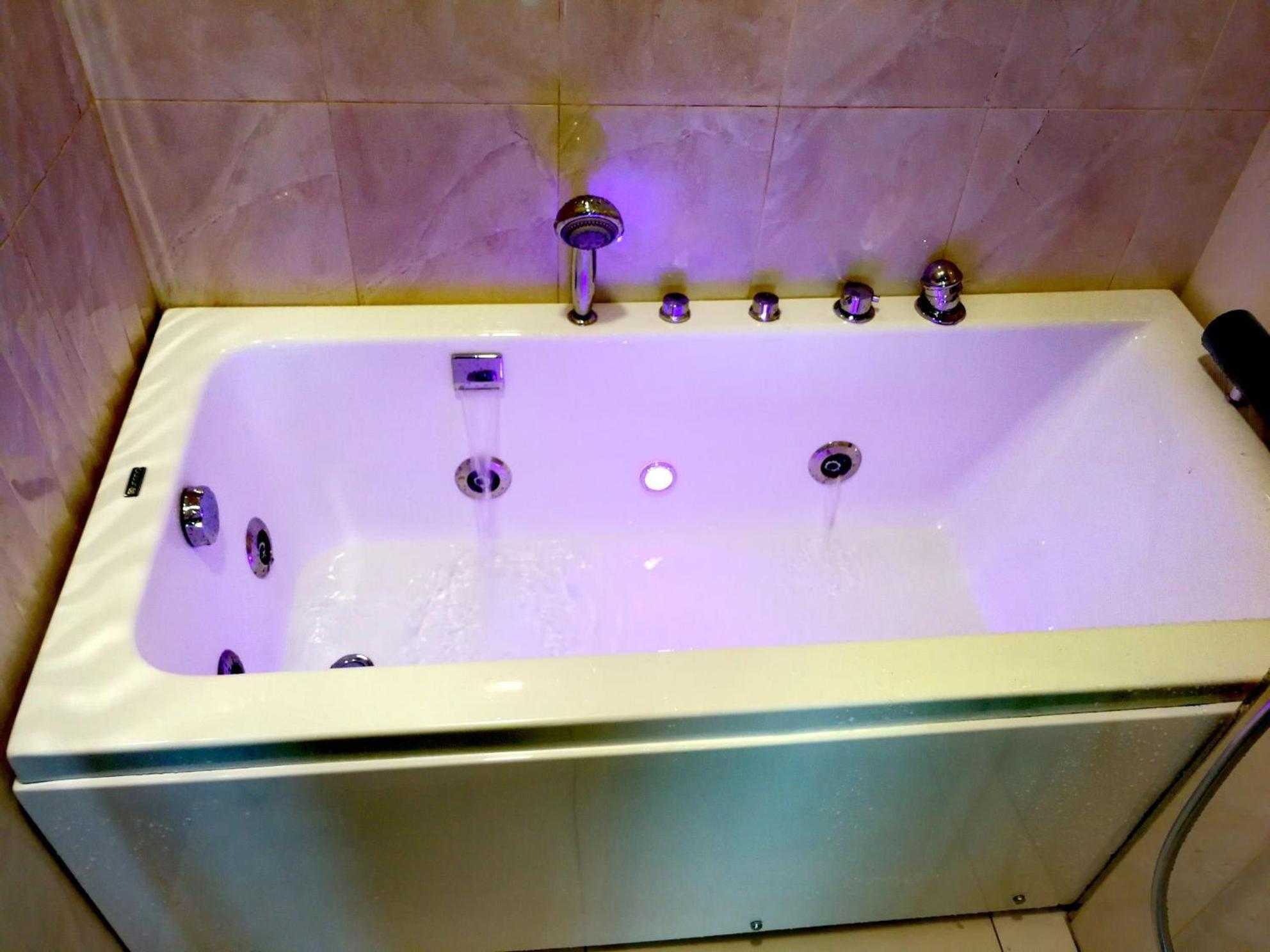 Paragon Suites Studios With Private Jacuzzi Near Ciq Rts 조호르 바루 외부 사진