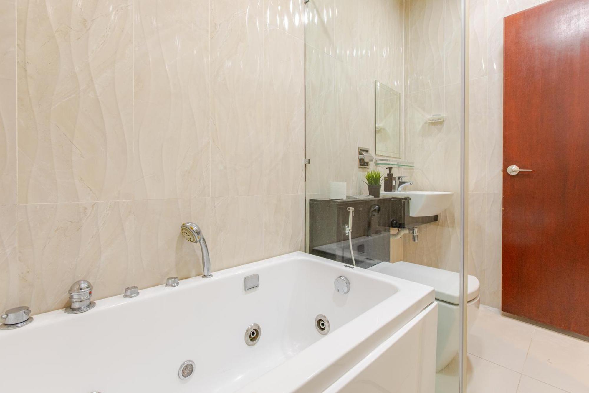 Paragon Suites Studios With Private Jacuzzi Near Ciq Rts 조호르 바루 외부 사진